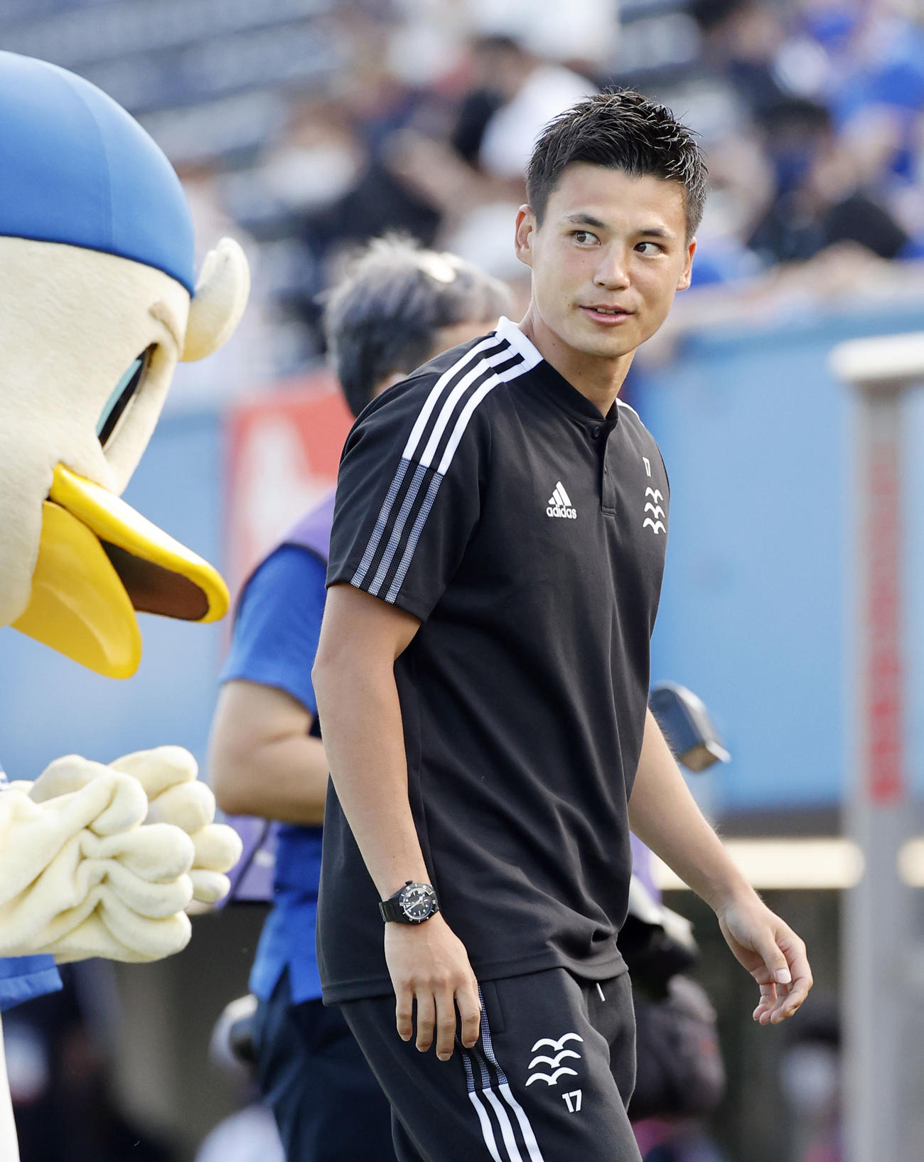 横浜対福岡　試合前、ピッチに姿を見せた横浜宮市（共同）