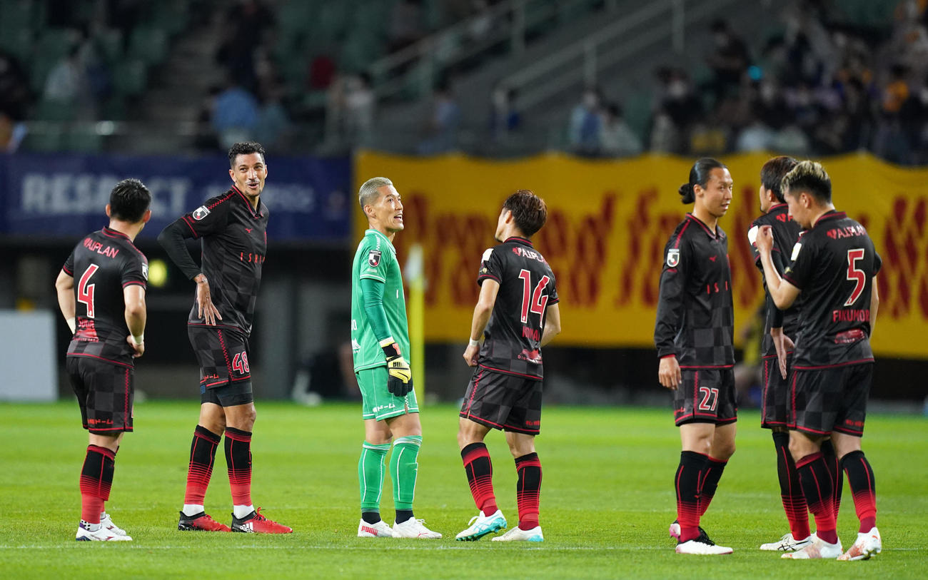 仙台対札幌　試合を終えタッチを交わす札幌イレブン（撮影・横山健太）