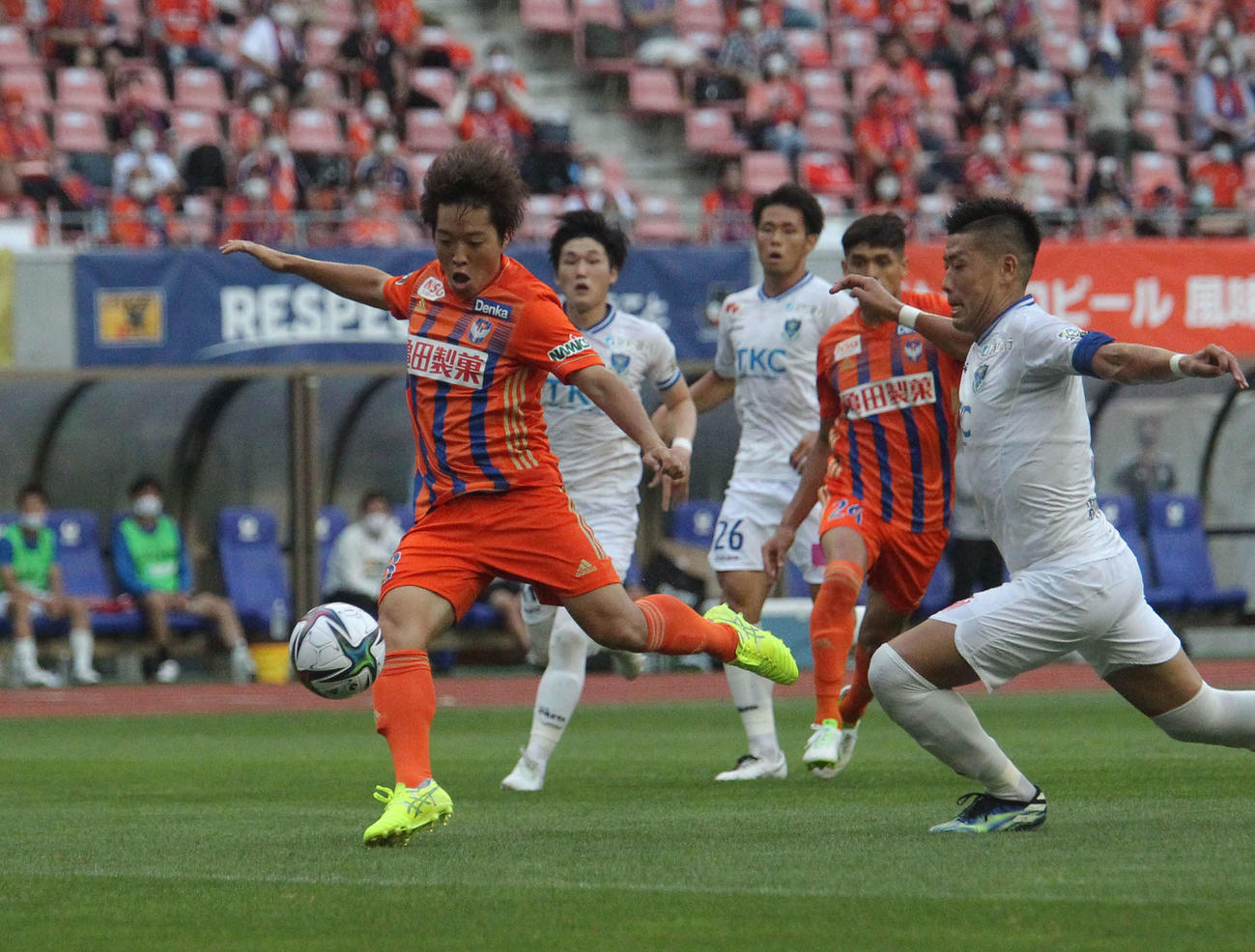 新潟対栃木　前半12分、先制ゴールへ左足を一閃（いっせん）させる直前の高木