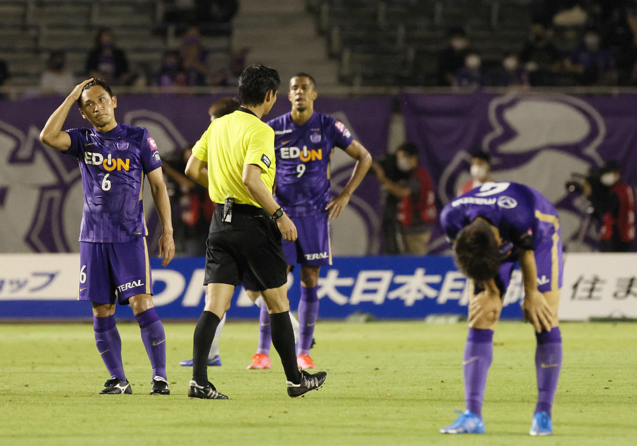 広島対横浜FC　横浜FCに破れた広島イレブン（撮影・加藤孝規）