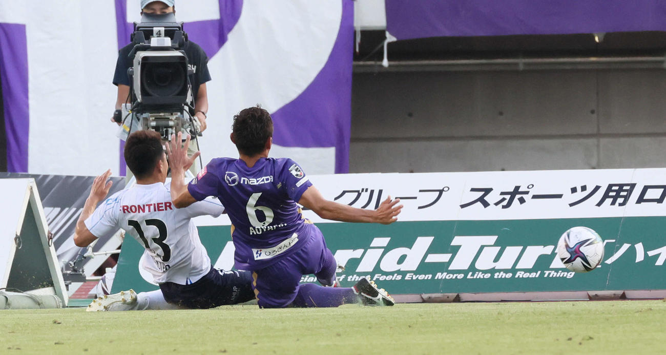 広島対横浜FC　前半　横浜FC小川が先制シュートを決める（撮影・加藤孝規）