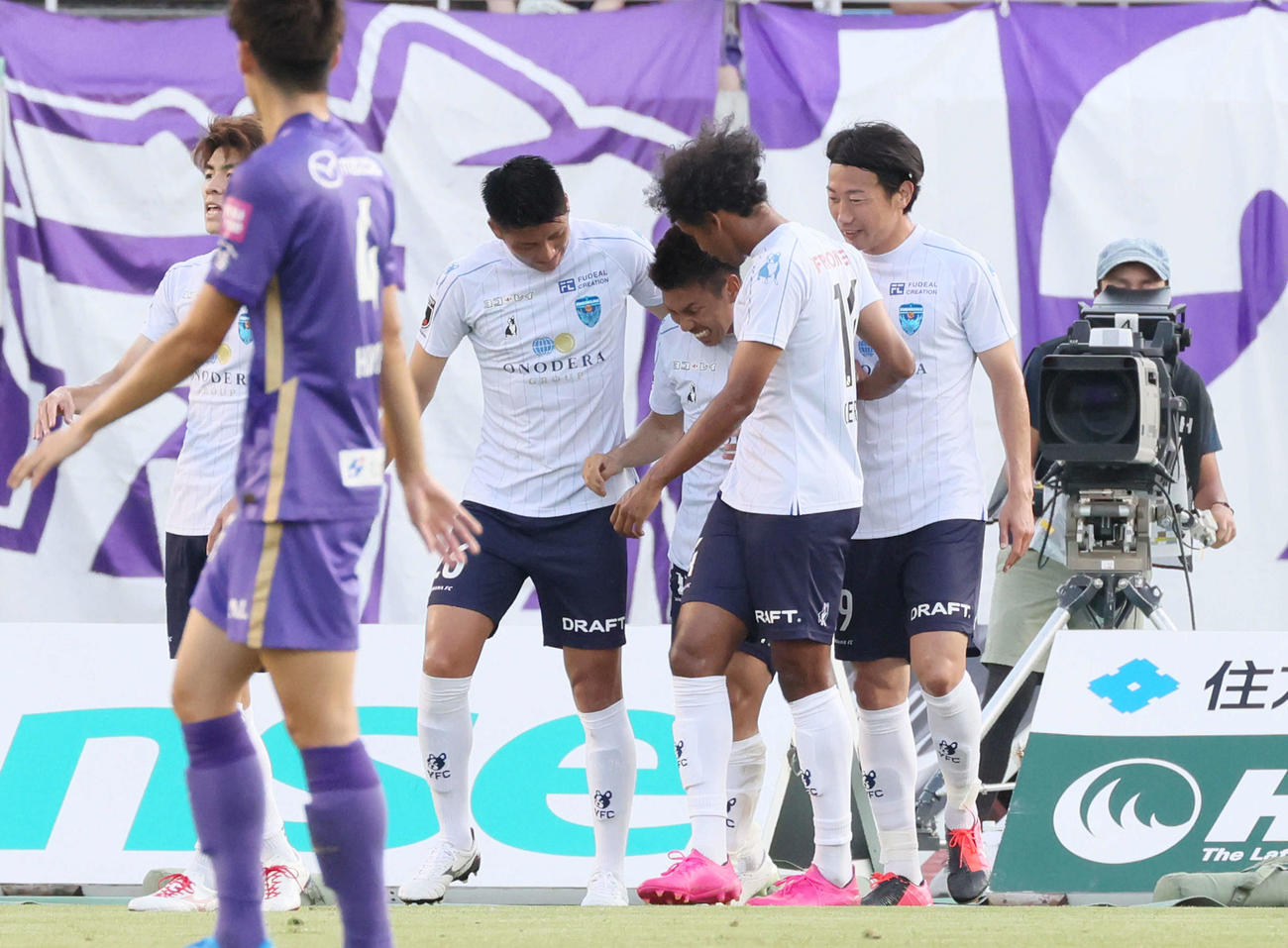 広島対横浜FC　前半　横浜FC小川（中央）が先制ゴールを決め、喜び合う（撮影・加藤孝規）