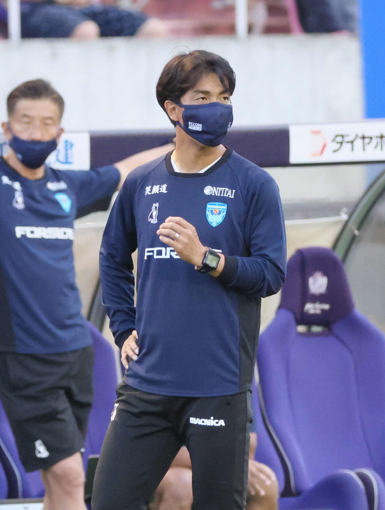 広島対横浜FC　前半　横浜FC早川監督（撮影・加藤孝規）