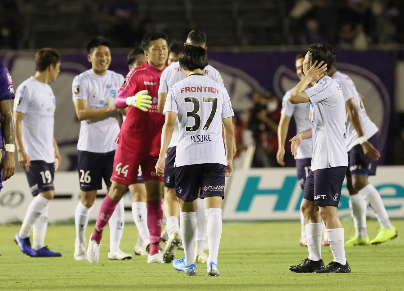 広島対横浜FC　広島に勝った横浜FCイレブン（撮影・加藤孝規）