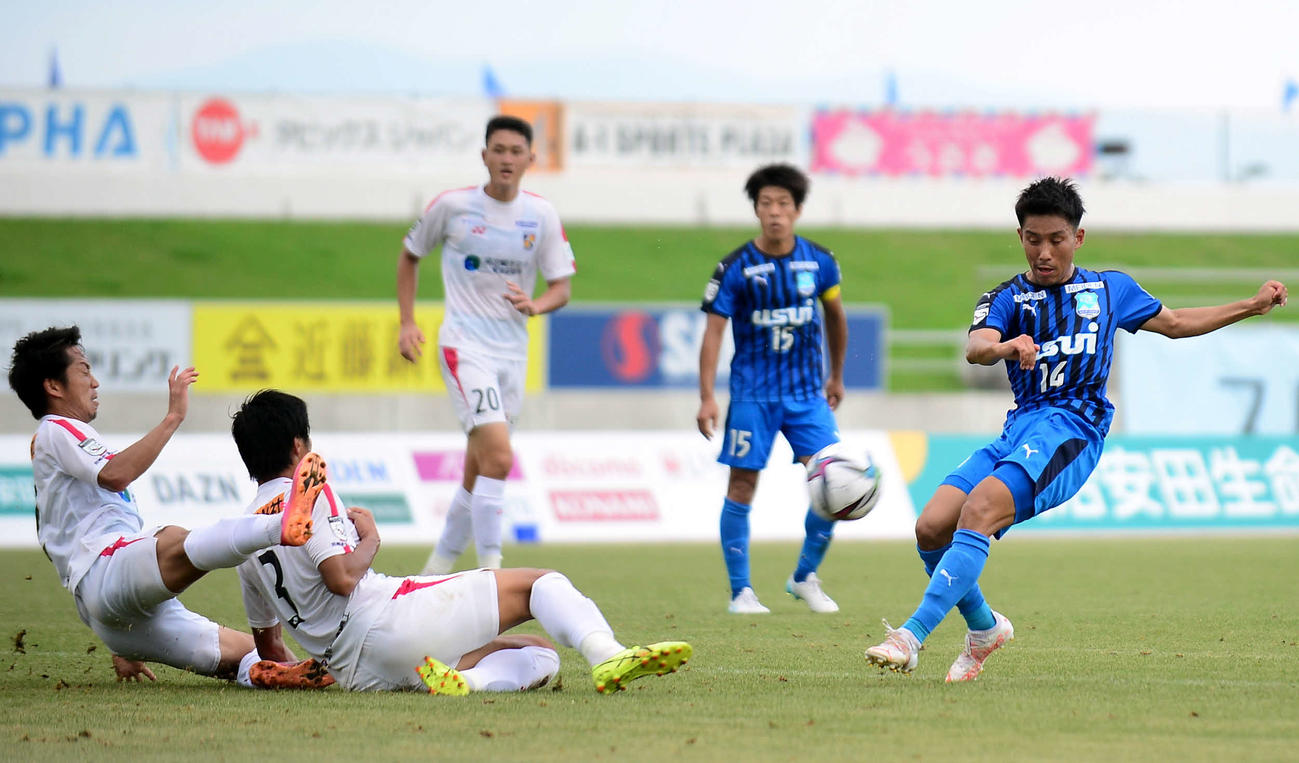 後半、シュートをブロックされる沼津MF徳永（右端）