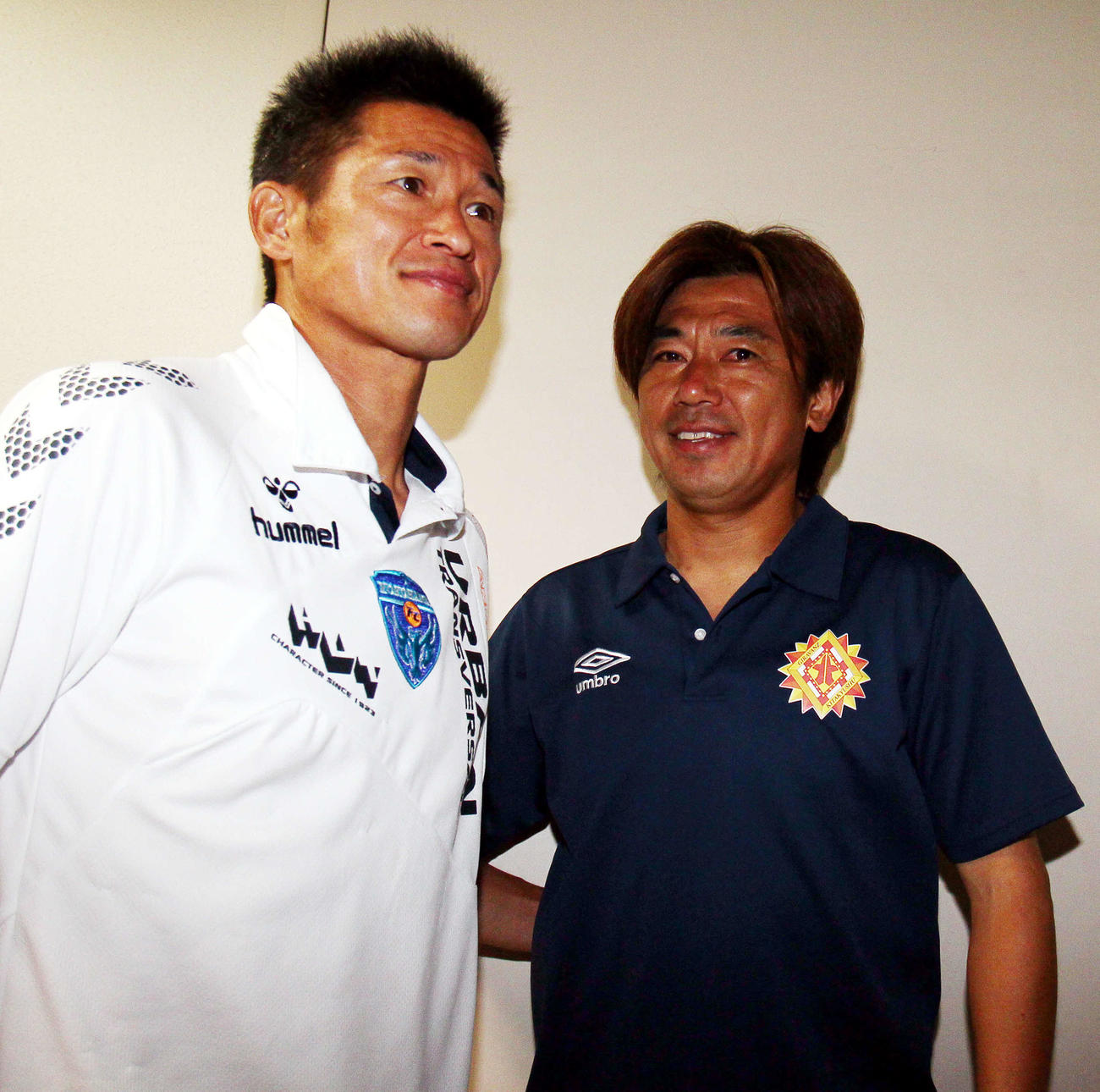 横浜FCカズ（三浦知良）と兄・三浦泰年監督（2011年7月24日撮影）