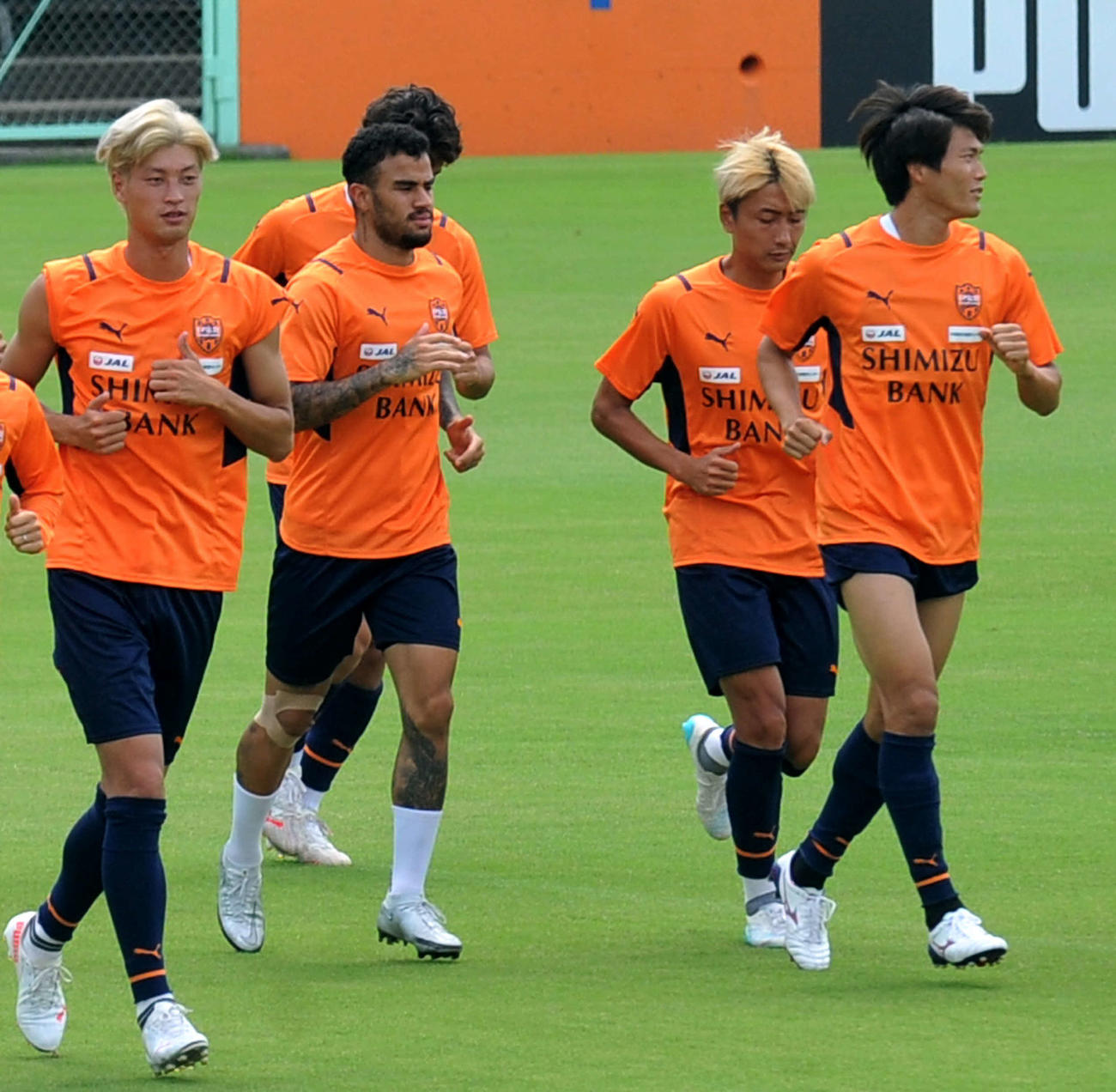 ランニングする清水FWカルリーニョス・ジュニオ（左から2人目）
