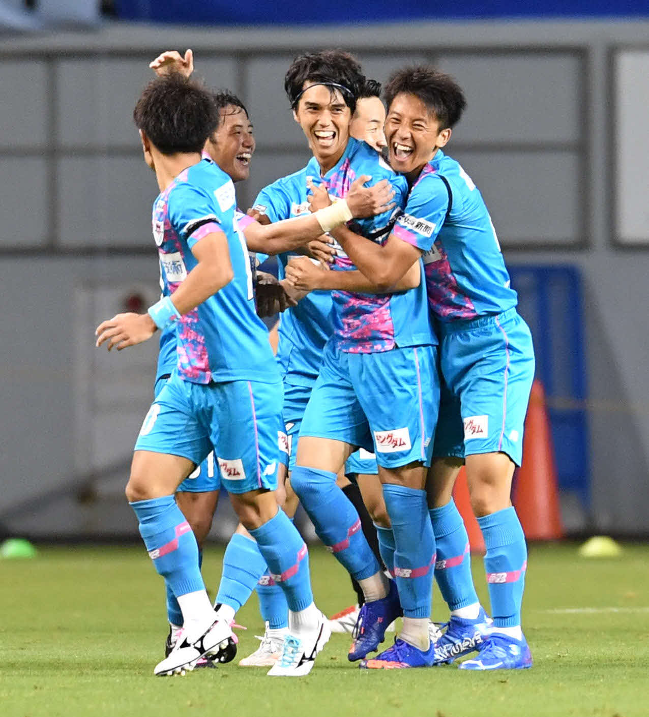 鳥栖対名古屋　後半、中野嘉大（中央）が同点ゴールを決め、抱き合って喜ぶ鳥栖イレブン（撮影・岩下翔太）