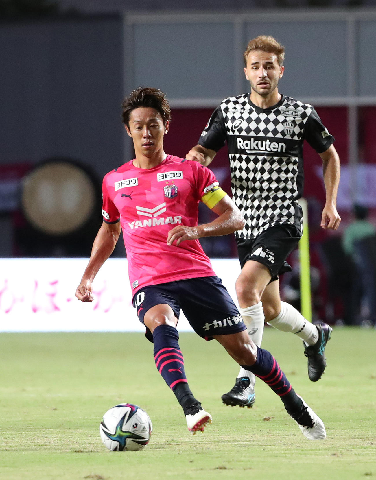 C大阪対神戸　前半、ボールをキープするC大阪清武弘嗣（撮影・白石智彦）