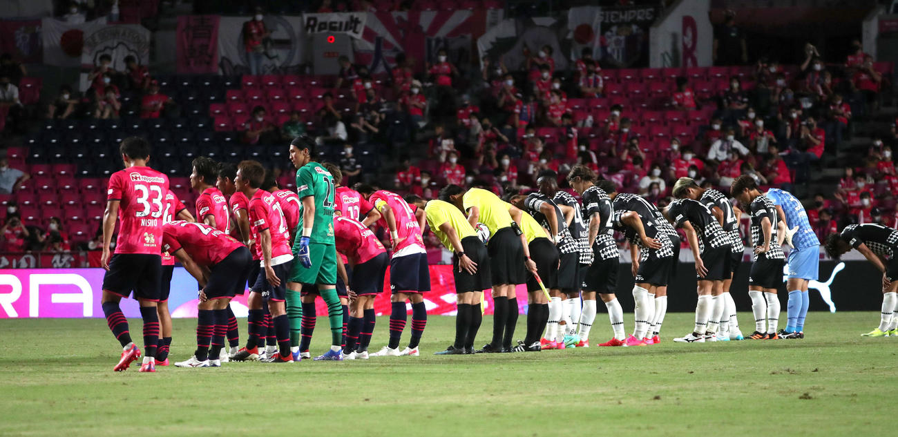 ヨドコウ桜スタジアムのこけら落としとなったC大阪対神戸の試合はドローに終わり一礼するC大阪と神戸イレブン（撮影・白石智彦）