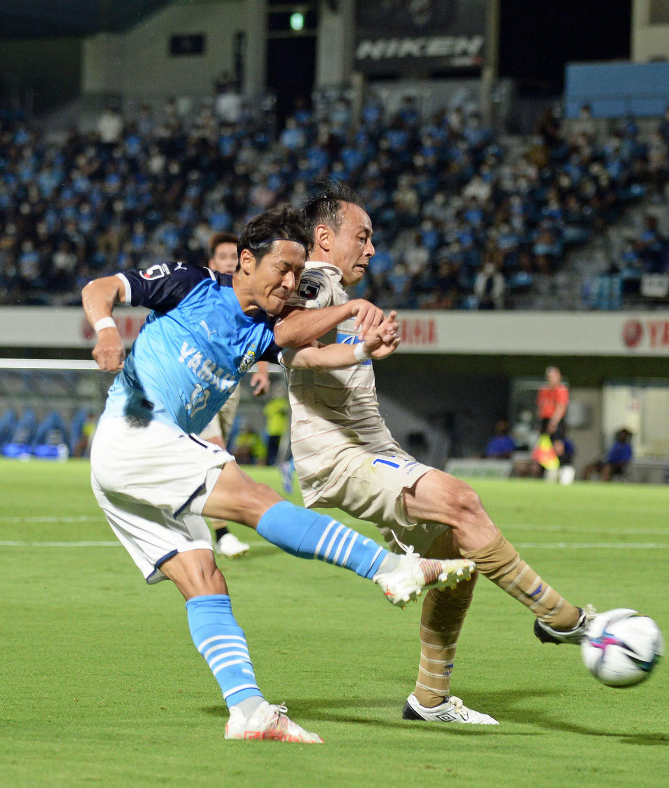 磐田MF山田（左）が右足でシュートを放つも、山形MF藤田にブロックされる