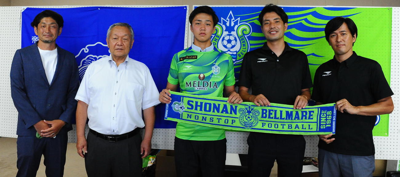 J1湘南入団内定会見に出席した松村（左から帝京長岡の谷口総監督、浅川校長、松村、湘南の牛島チーフスカウトと坂本スポーツダイレクター