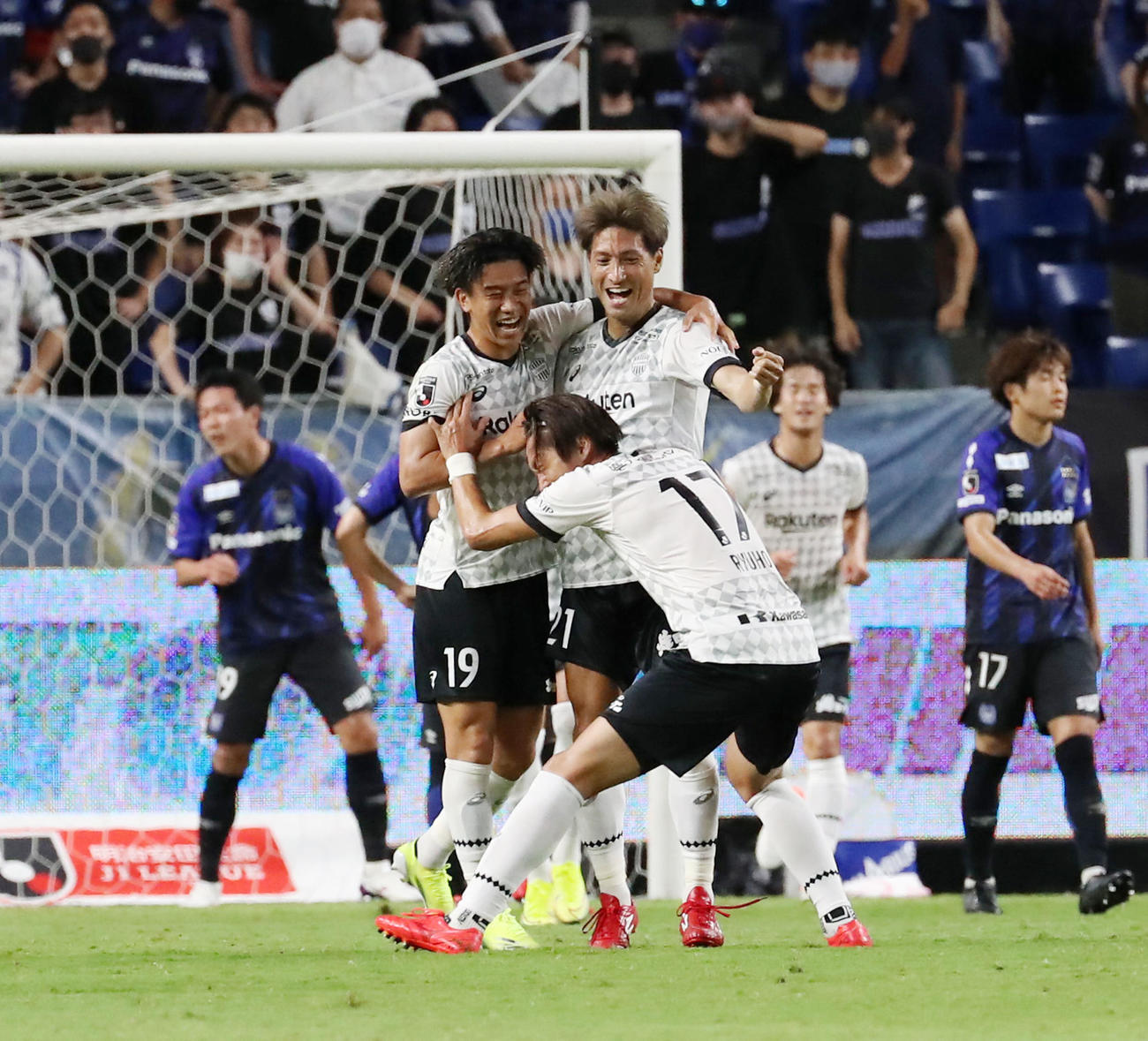 G大阪対神戸　前半、神戸FW田中が勝ち越しゴールを決めイレブンと抱き合って笑顔を見せる（撮影・加藤哉）