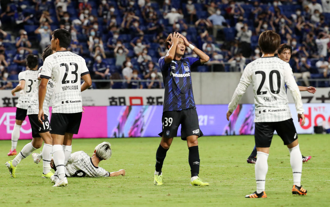 G大阪対神戸　後半ロスタイム、G大阪宇佐美はロングスローのボールをゴール正面から蹴り込むが得点できず試合終了となる（撮影・加藤哉）