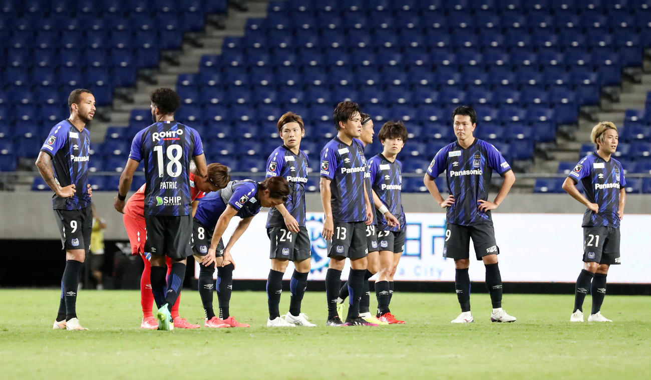 G大阪対神戸　神戸に敗れたG大阪イレブンたち（撮影・加藤哉）
