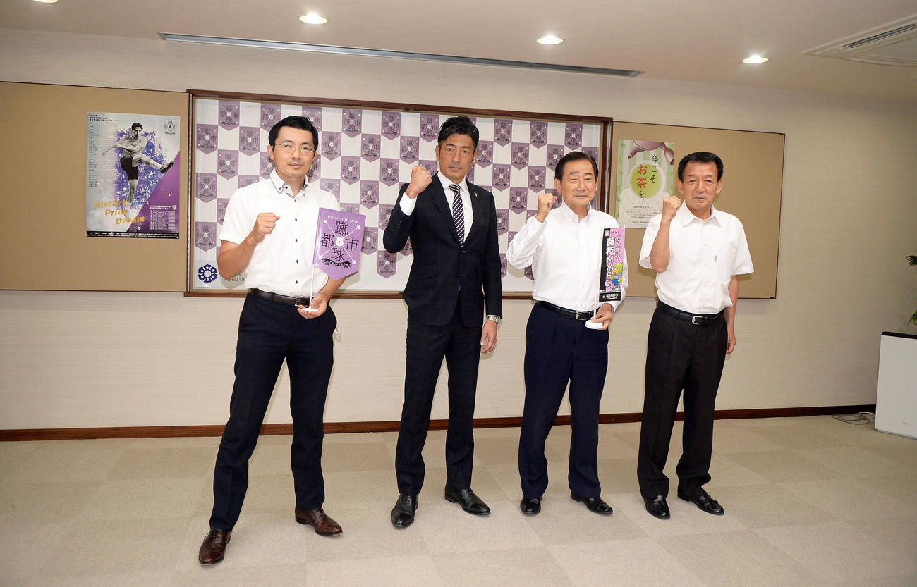 表敬訪問後に記念撮影する、左から藤枝の徳田社長、須藤新監督、藤枝市の北村市長、藤枝の鎌田会長