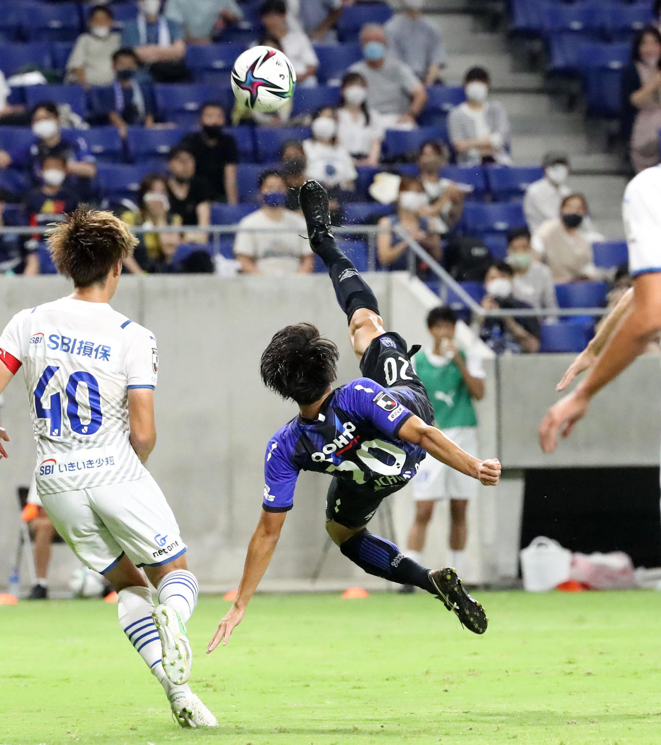 G大阪対大分　後半、G大阪一美はゴール前でオーバーヘッドシュートを放つが得点できず（撮影・加藤哉）