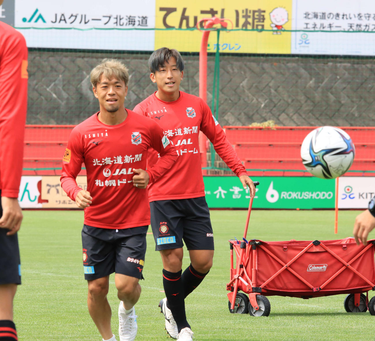 G大阪戦前日練習に参加する札幌MF金子（右）。左はMF駒井（撮影・保坂果那）