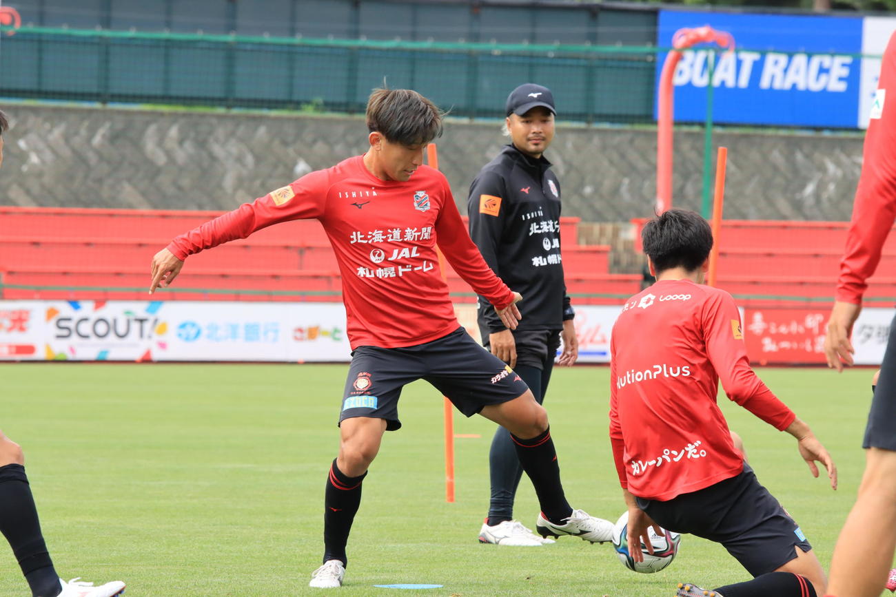 G大阪戦前日練習に参加する札幌MF金子（左）（撮影・保坂果那）