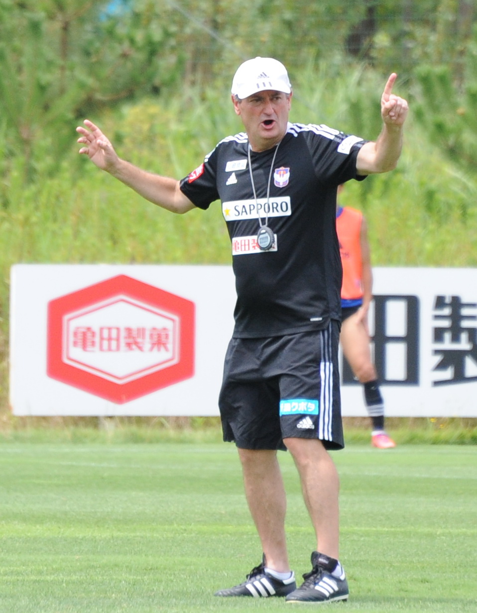 選手に指示を出すアルベルト監督