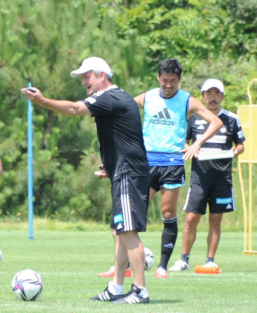 選手に指示を出すアルベルト監督