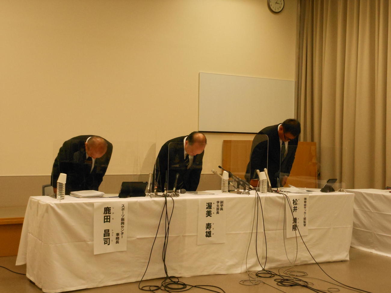 サッカー部の学生による大麻使用で記者会見を行った近大関係者ら（2020年10月5日）