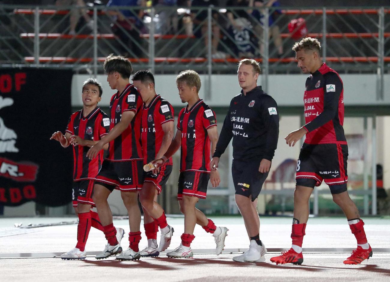 札幌対G大阪　0－2で敗れ引き揚げる札幌の選手たち（撮影・黒川智章）
