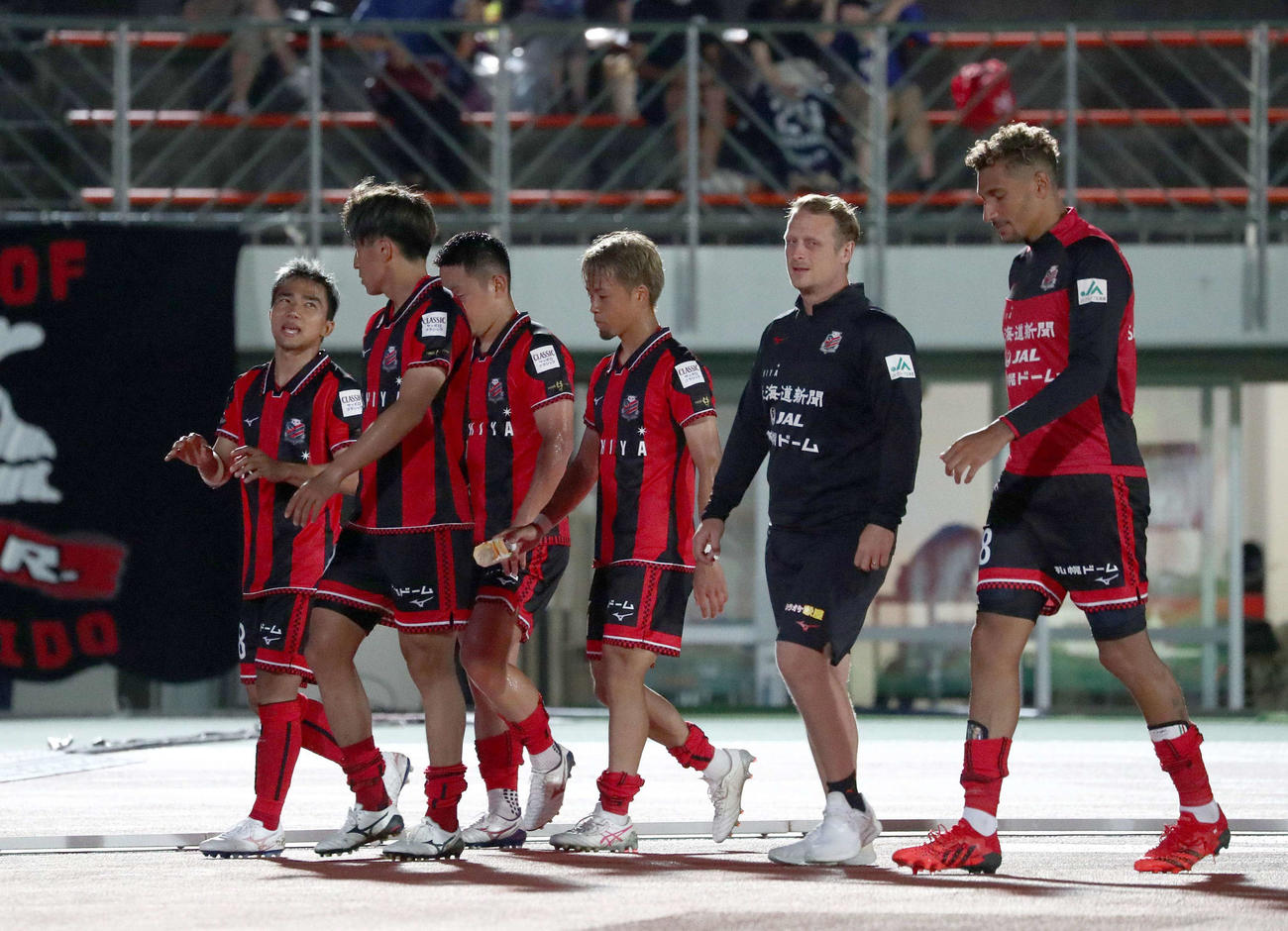 札幌対G大阪　0－2で敗れ引き揚げる札幌の選手たち（撮影・黒川智章）