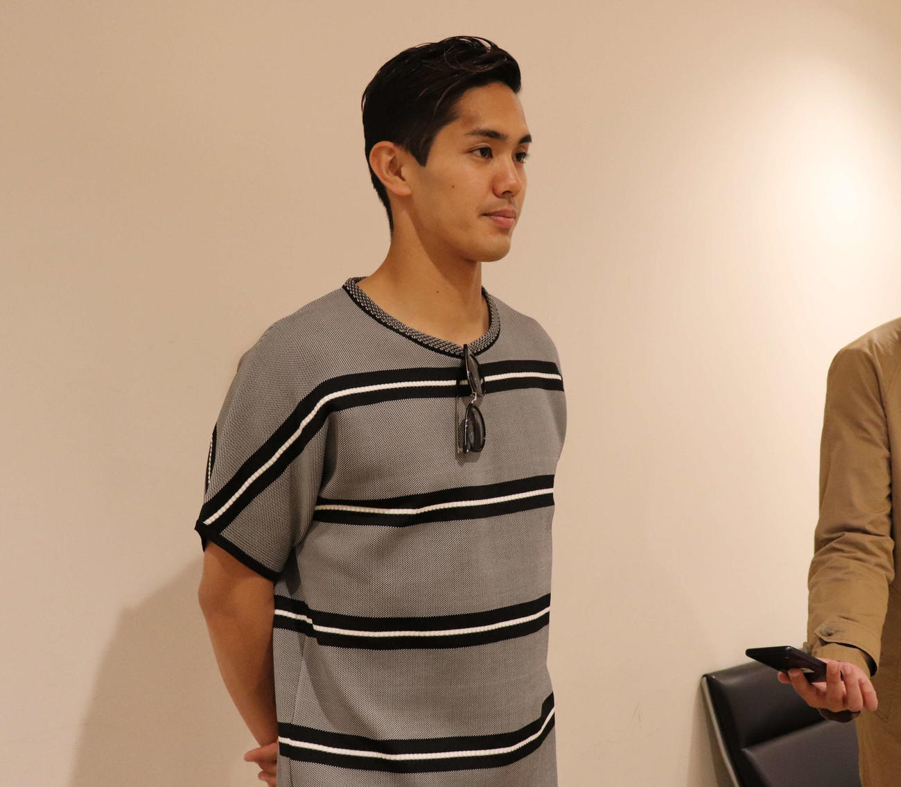リーグ戦を終えて羽田空港に帰国し、取材に応じるニューカッスルFW武藤（撮影・杉山理紗）