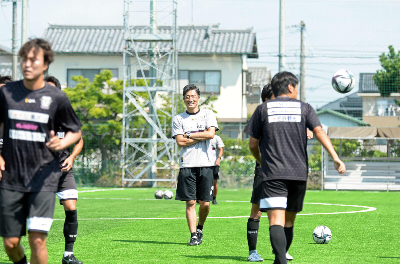 ウオーミングアップ中にリラックスした表情を見せる藤枝の須藤監督