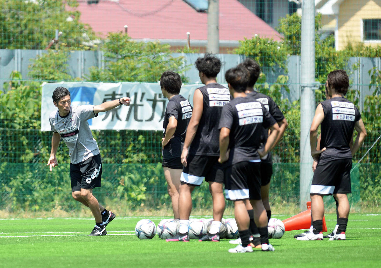 身ぶり手ぶりを交えて指導する藤枝の須藤監督（左端）