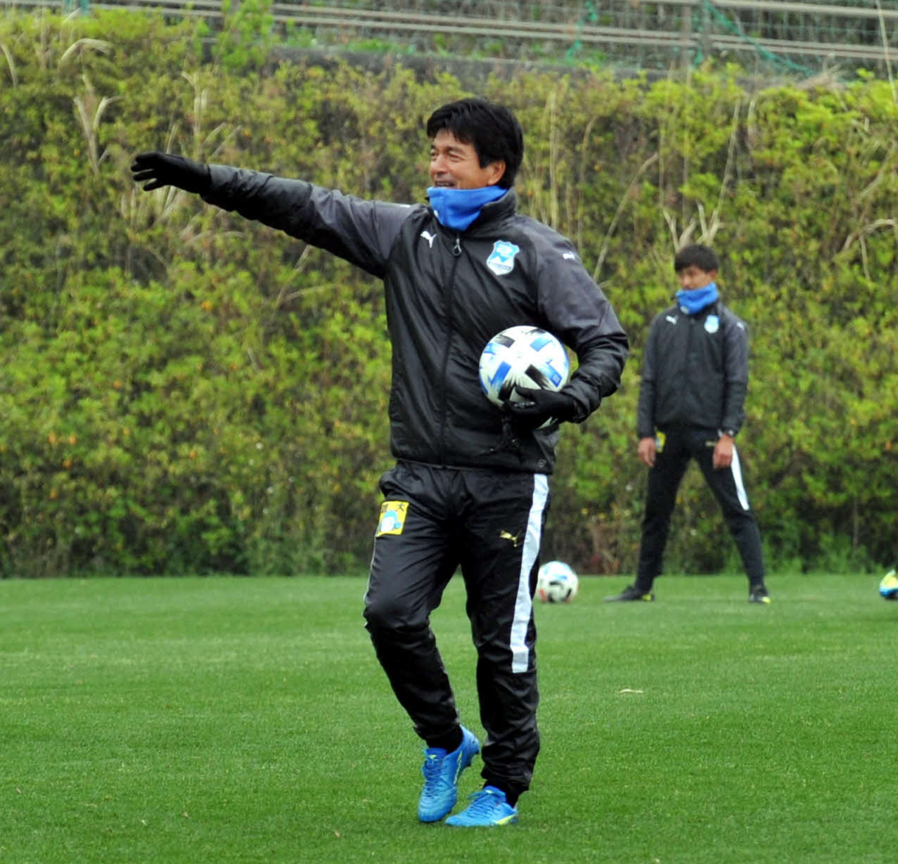 練習中に指示を送る沼津の今井監督（20年3月撮影）