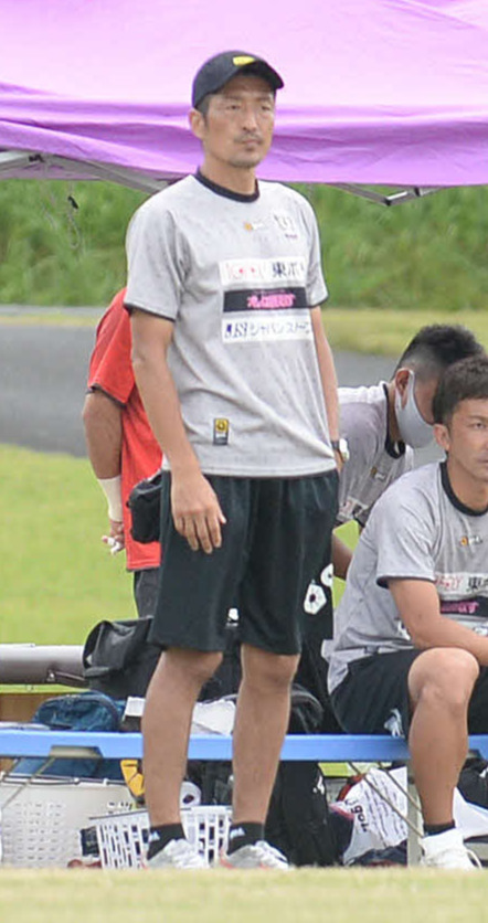 試合の様子を見つめる藤枝の須藤監督