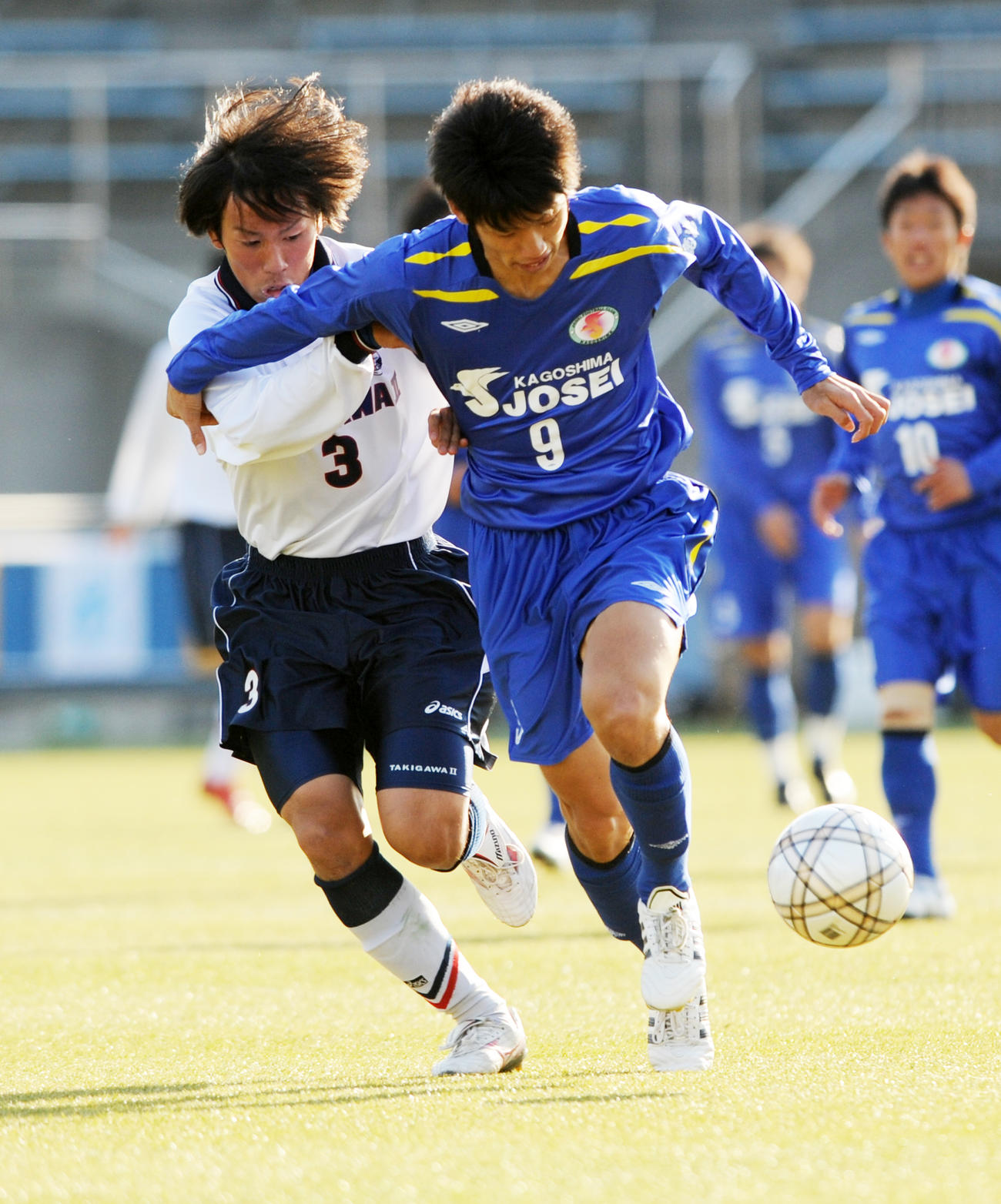 09年1月5日、鹿児島城西FW大迫勇也（右）をマークする滝川二DF中西隆裕主将
