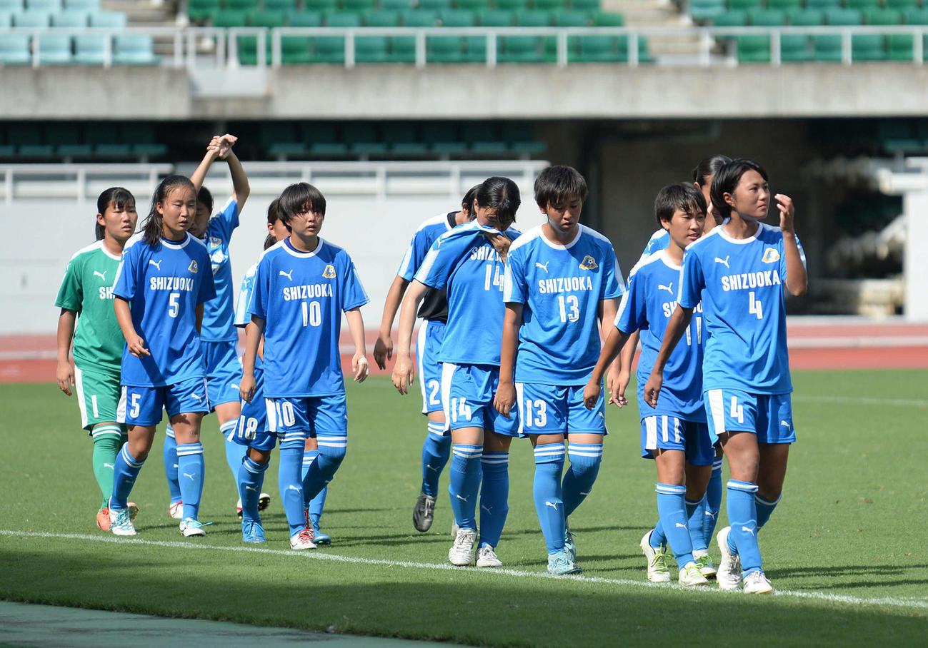 試合に敗れ、引き揚げる女子静岡県選抜の選手たち