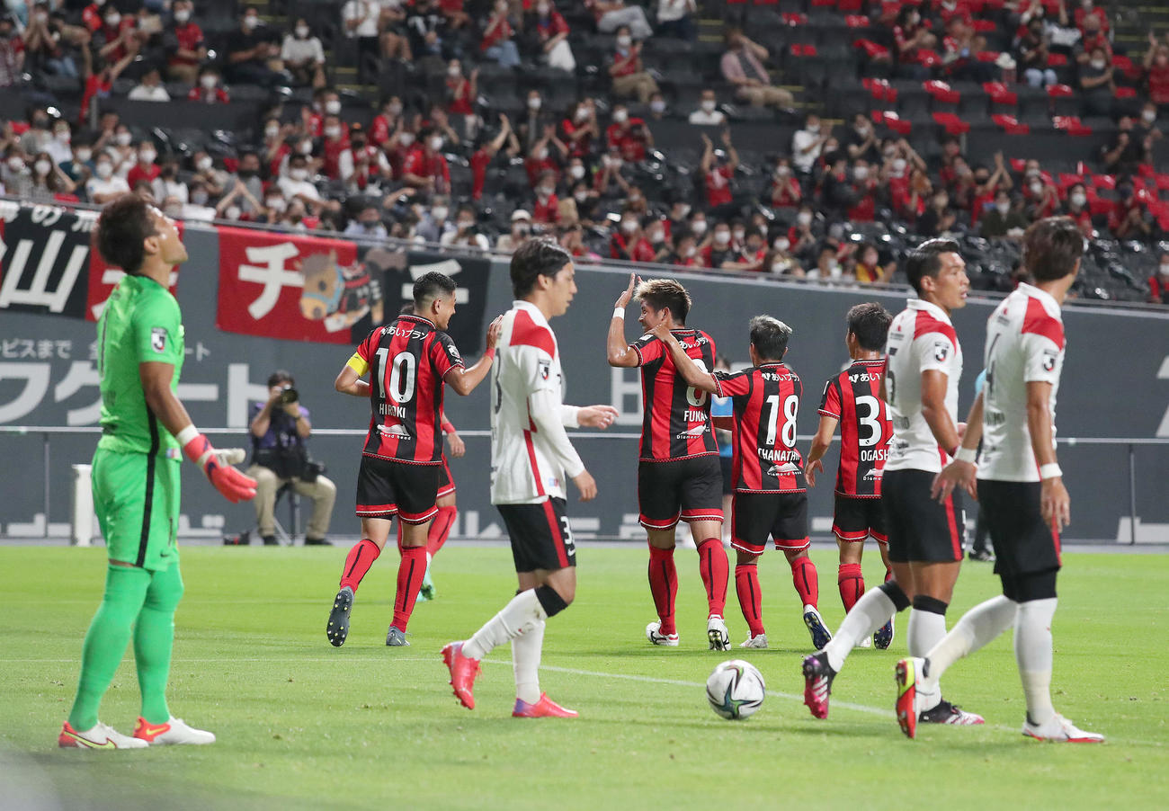 札幌対浦和　前半、ゴールを決めチームメートと喜び合う札幌深井（中央右）（撮影・佐藤翔太）