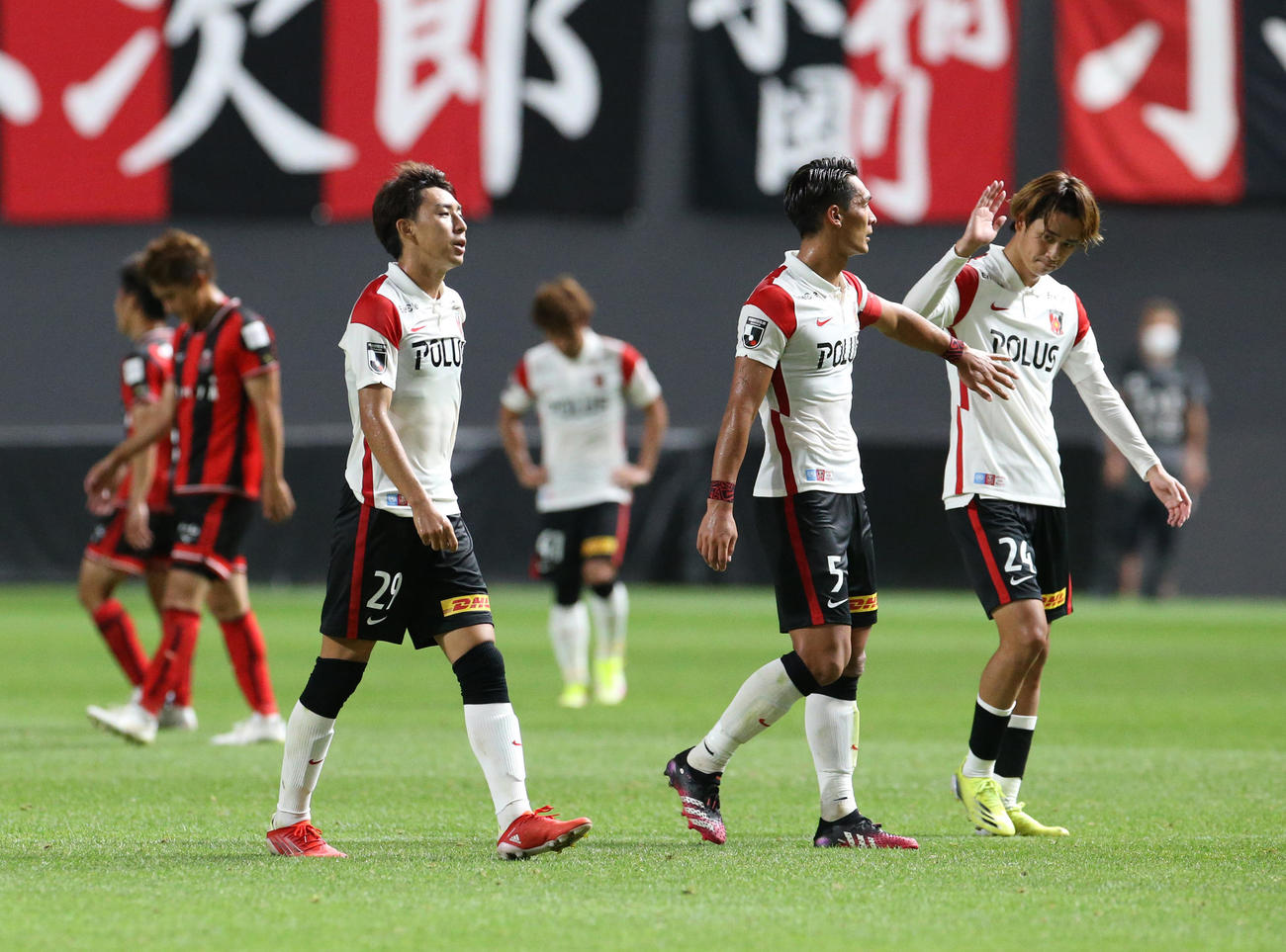 札幌対浦和　札幌に敗れ肩を落とす浦和イレブン（撮影・佐藤翔太）