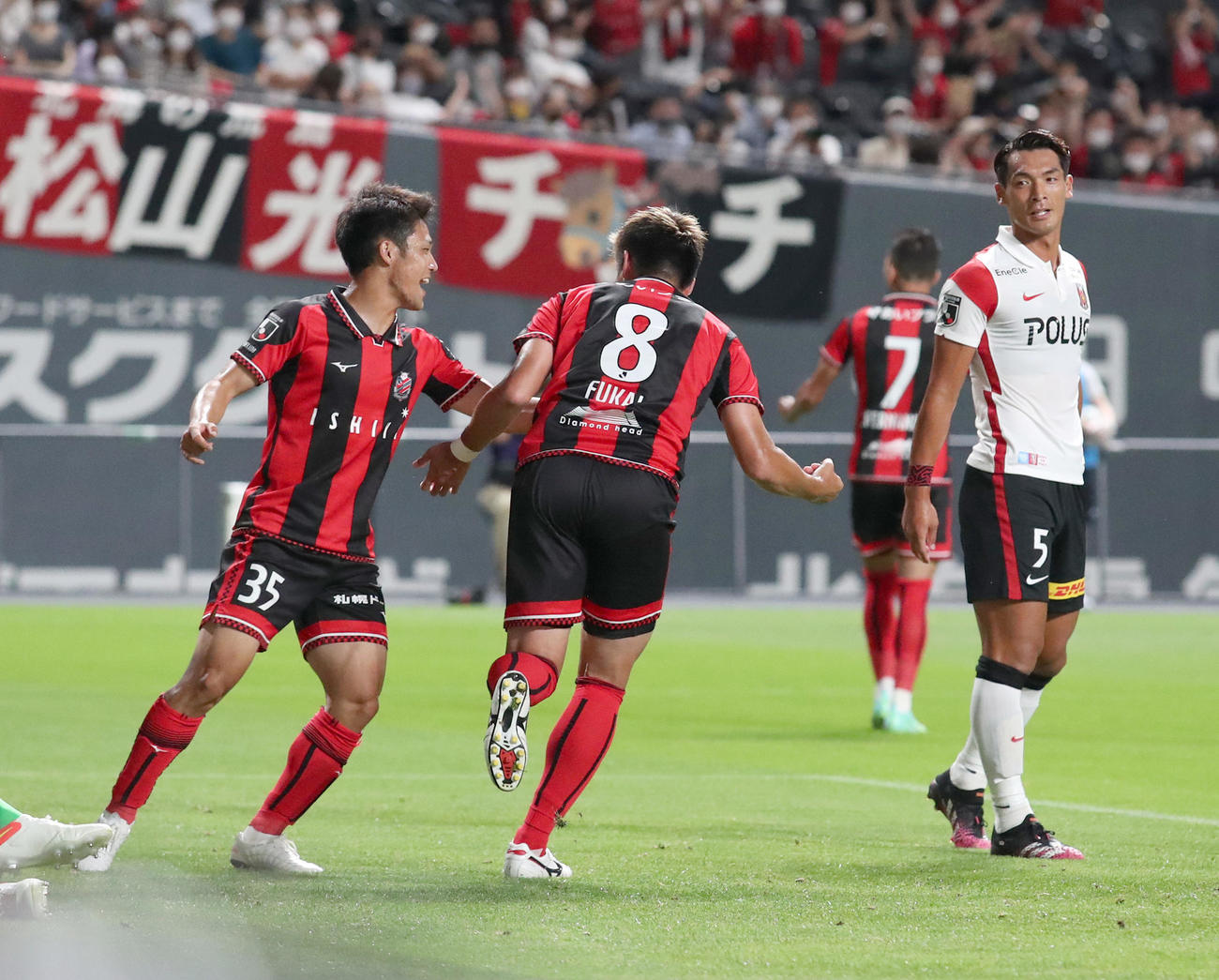 札幌対浦和　前半、ゴールを決め駆け出す札幌深井（中央）（撮影・佐藤翔太）