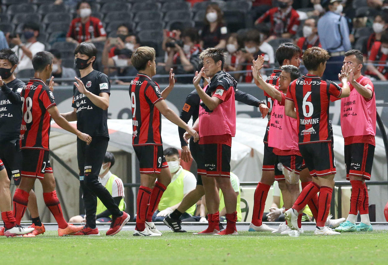 試合終了後、札幌イレブンを出迎える深井（中央右）（撮影・佐藤翔太）
