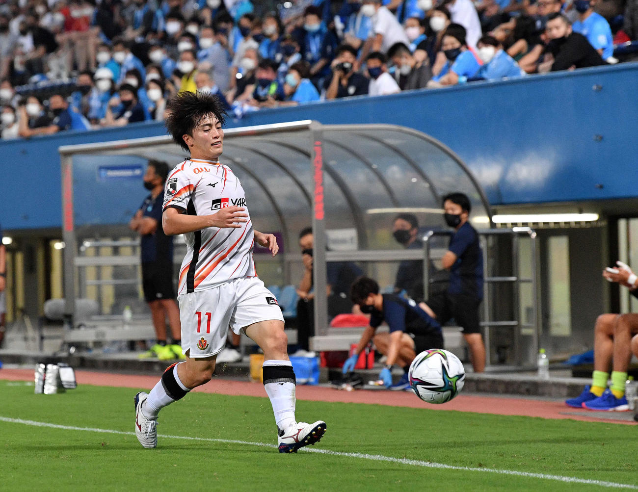 横浜FC対名古屋　前半、パスが合わず悔しがる名古屋相馬（撮影・滝沢徹郎）