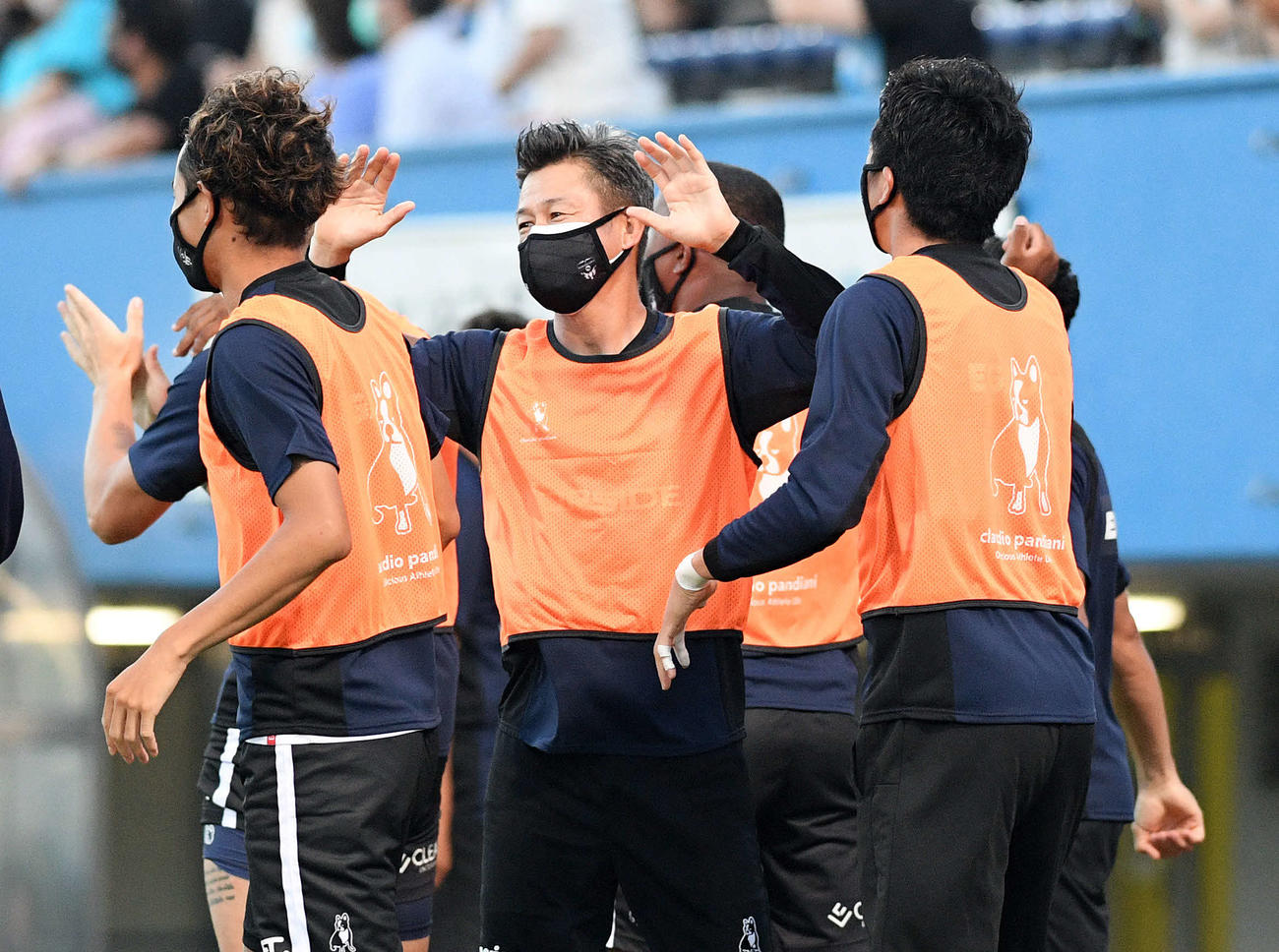 横浜FC対名古屋　前半、オウンゴールで先制し喜ぶ横浜FC三浦（中央）ら（撮影・滝沢徹郎）