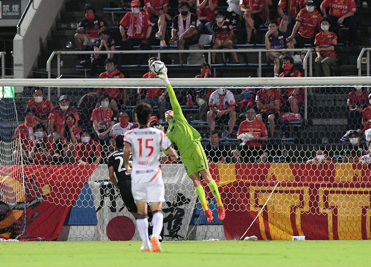 横浜FC対名古屋　後半、好セーブするする横浜FCのGKスベンド・ブローダーセン（撮影・滝沢徹郎）