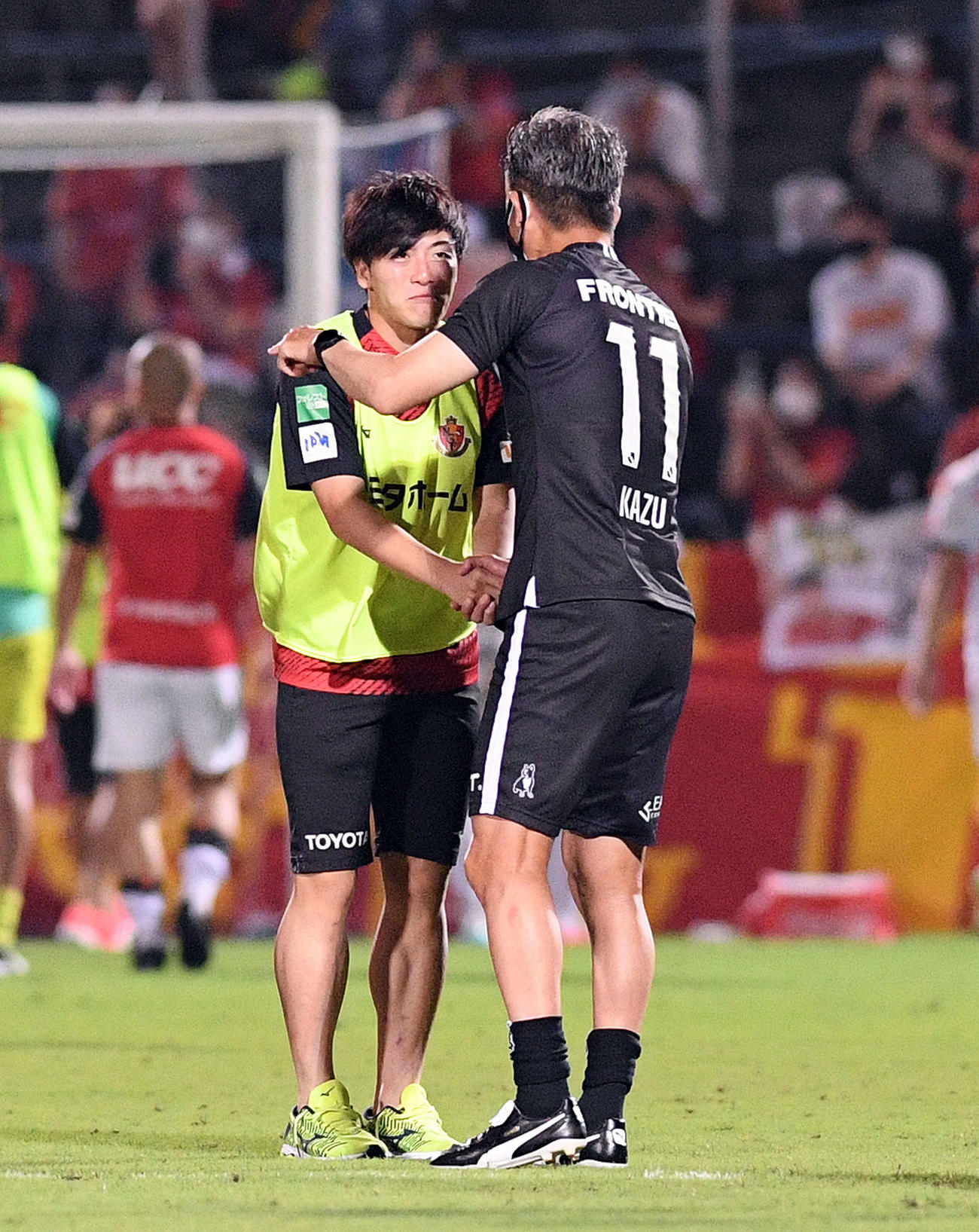 横浜FC対名古屋　試合後、名古屋相馬（左）を労う横浜FC三浦（撮影・滝沢徹郎）