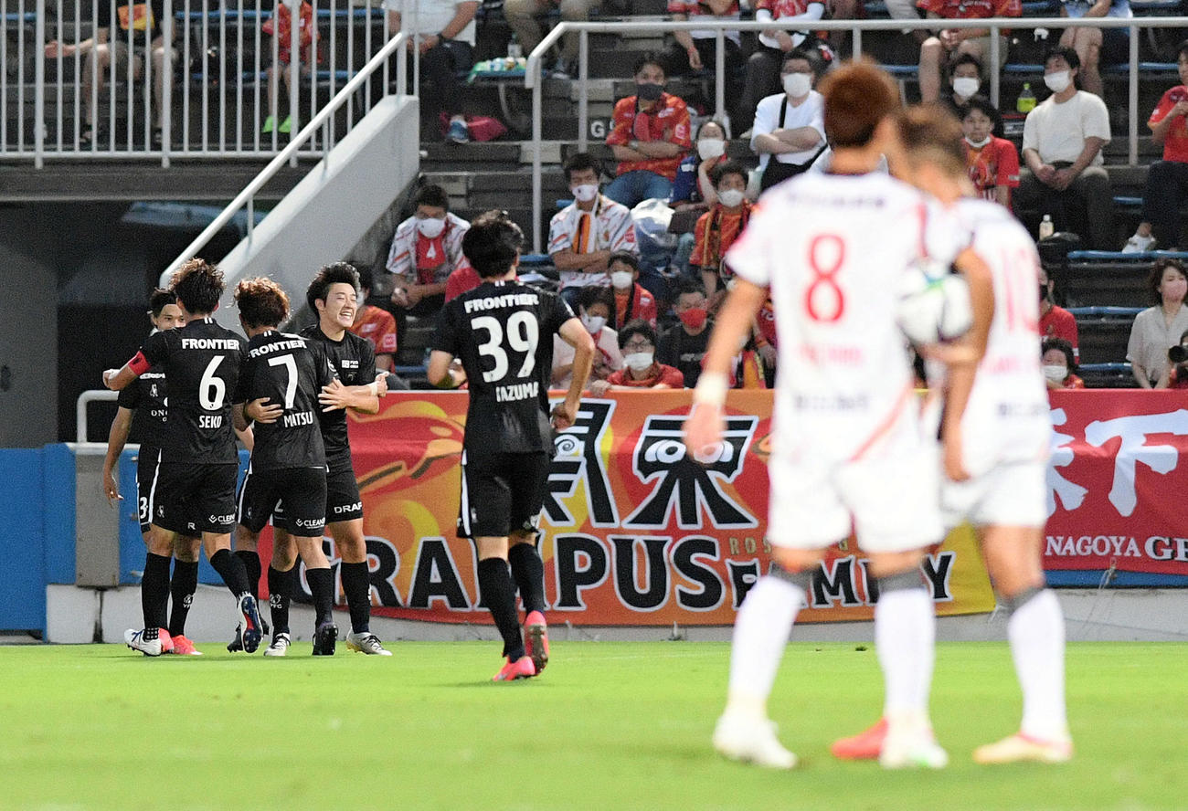 横浜FC対名古屋　前半、追加点を挙げ抱き合って喜ぶ横浜FCイレブン（撮影・滝沢徹郎）