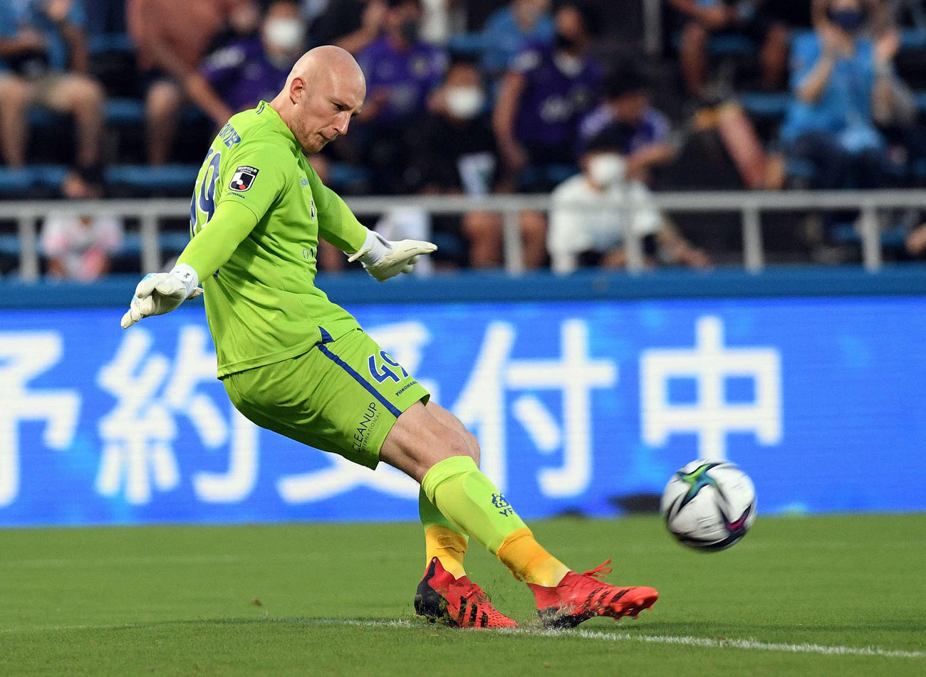 横浜FC対名古屋　前半、ゴールキックする横浜FCのGKスベンド・ブローダーセン（撮影・滝沢徹郎）