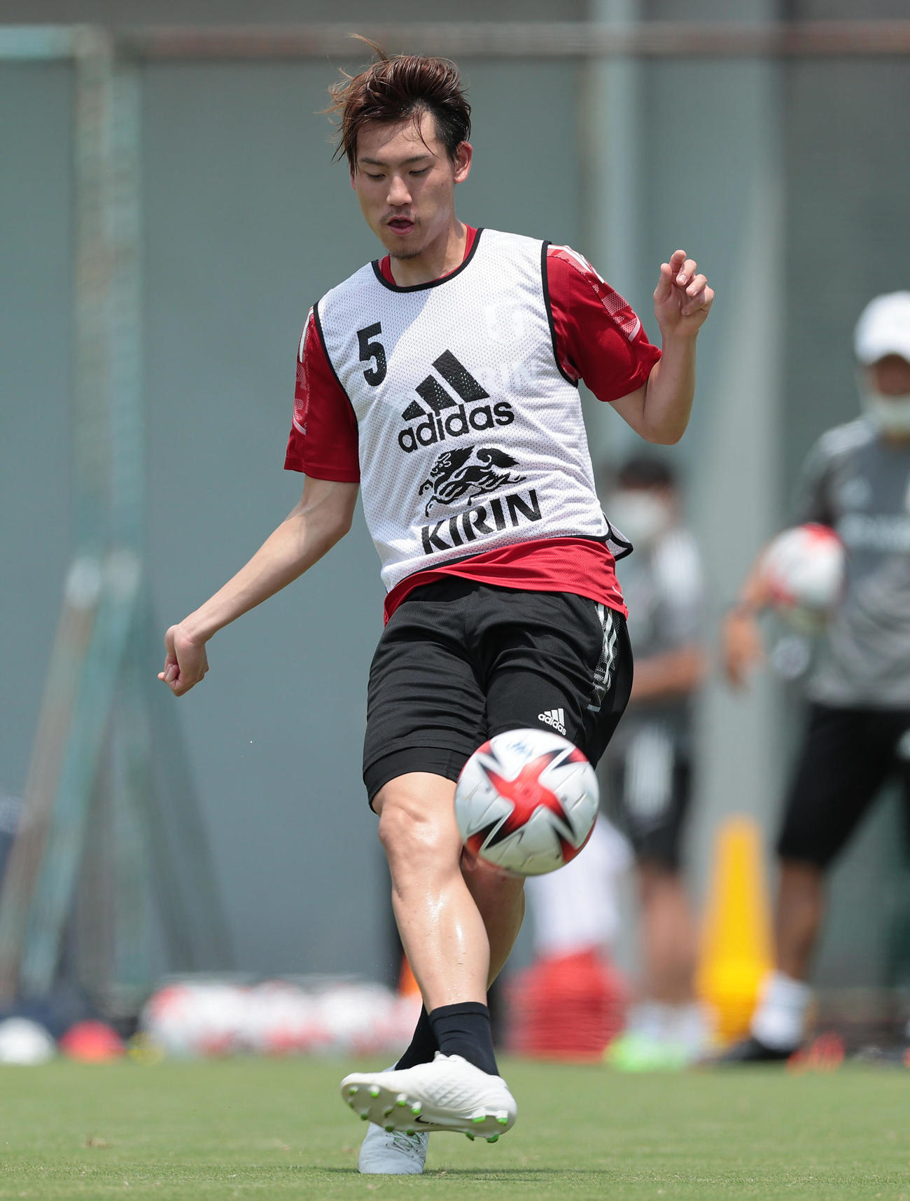 五輪日本代表練習でシュート練習する瀬古歩夢（2021年7月13日撮影）
