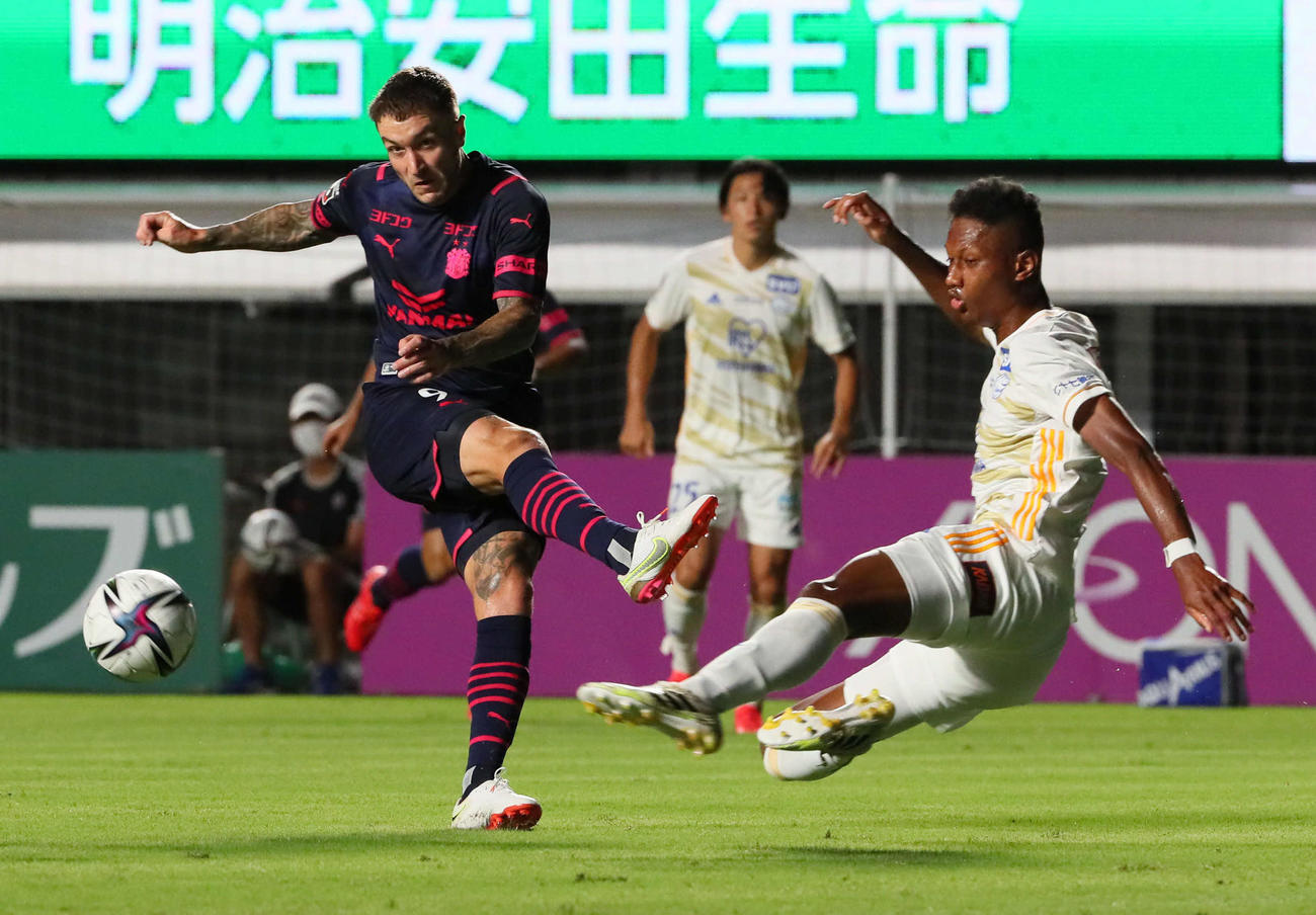 C大阪対仙台　後半、C大阪アダム・タガートは仙台GKヤクブ・スウォビィクのはじいたボールに反転してシュートを放つ。右は仙台アピアタウィア久（撮影・宮崎幸一）