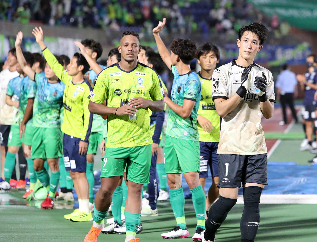 湘南対鹿島　試合後、サポーターにあいさつする湘南GK谷（右）（撮影・鈴木正人）