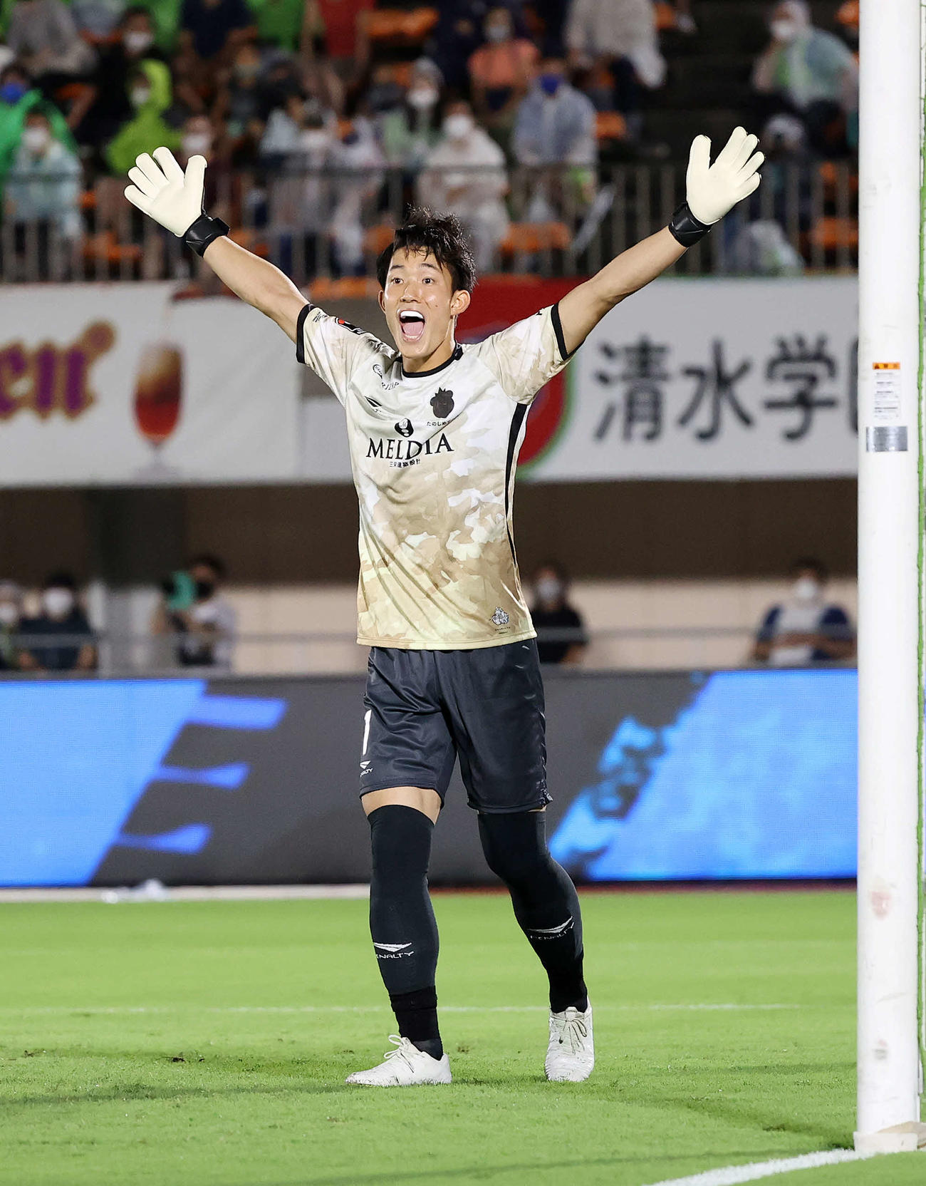 湘南対鹿島　後半、指示する湘南GK谷（撮影・鈴木正人）