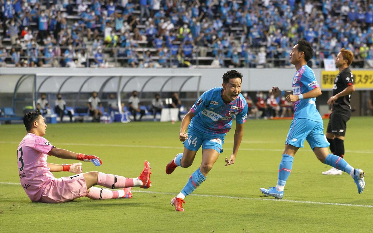 前半、先制ゴールを決め、駆けだす鳥栖・仙頭啓矢。左はGK波多野
